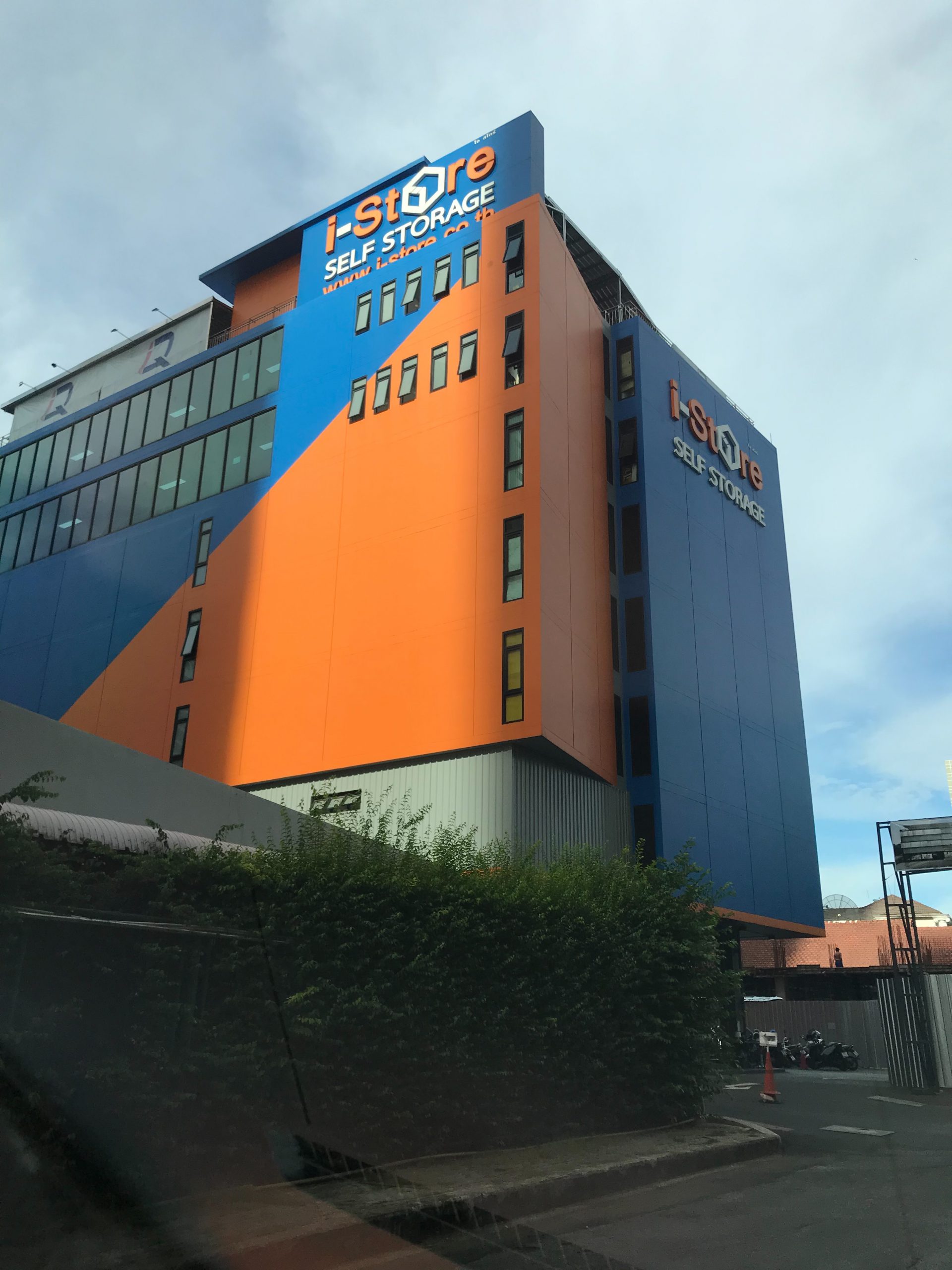 iStore 📍สีลม Tuktuk Storage 📦